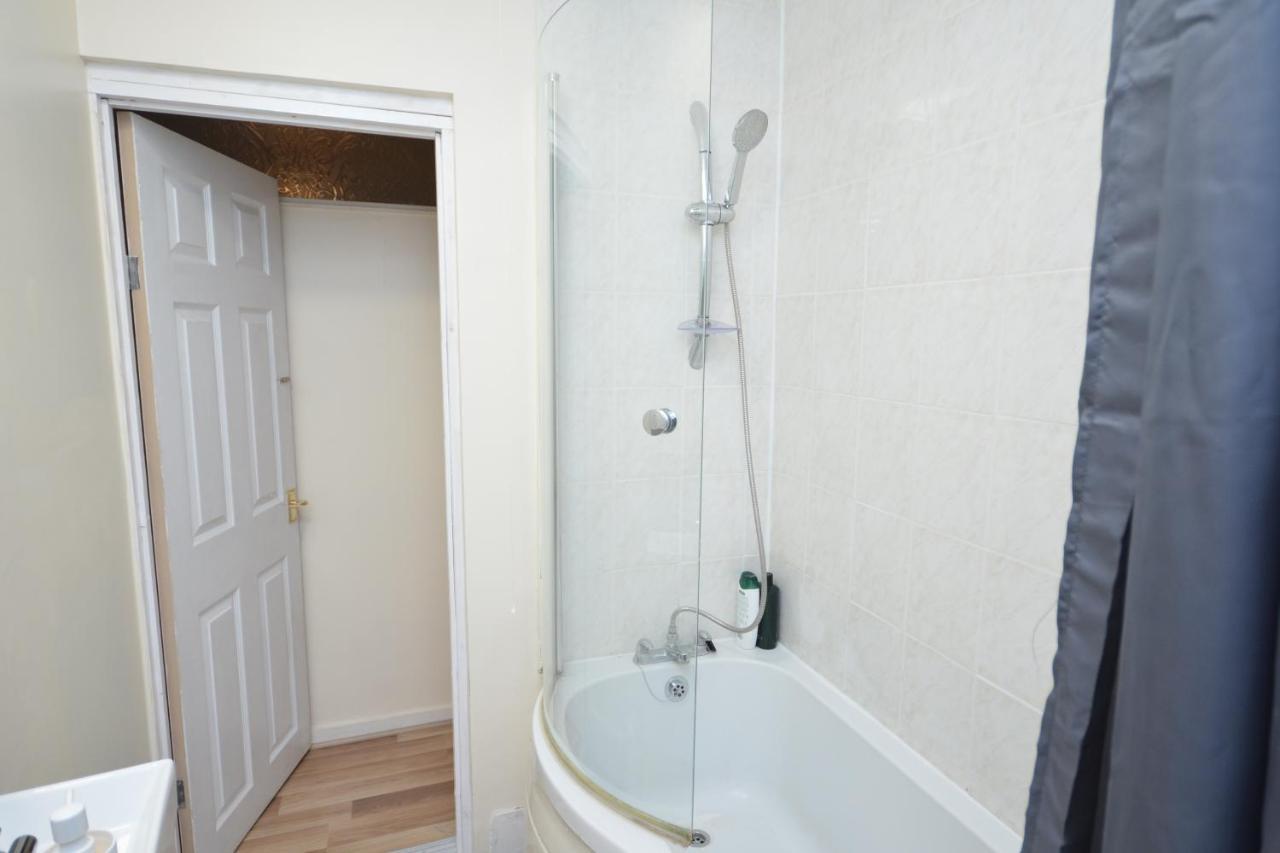 Cheerful 4 Bedroom House In Greater London Ngoại thất bức ảnh