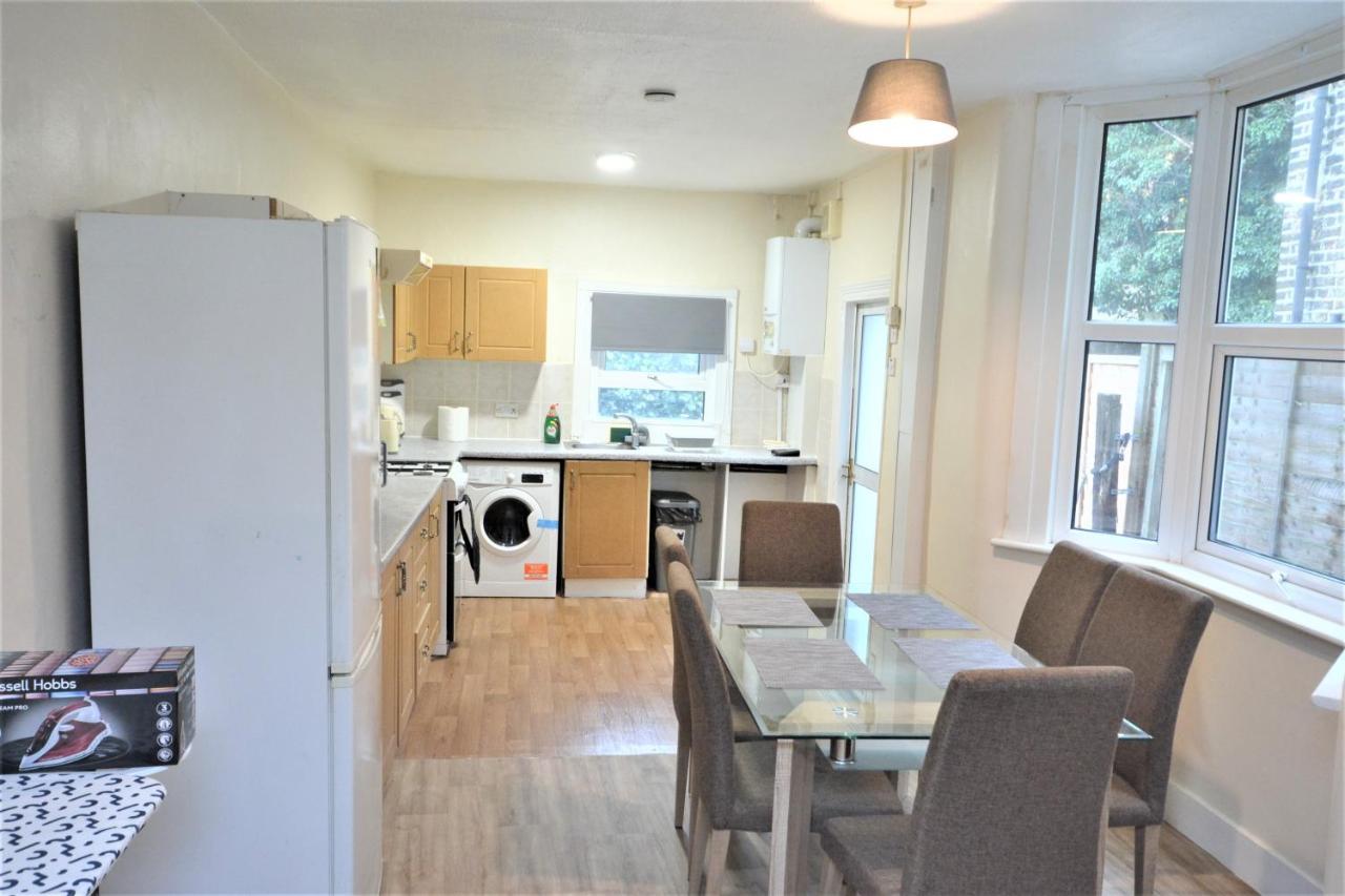 Cheerful 4 Bedroom House In Greater London Ngoại thất bức ảnh